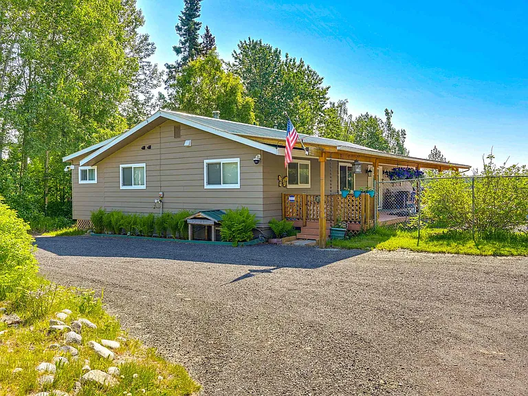 Large circular driveway with tons of parking.