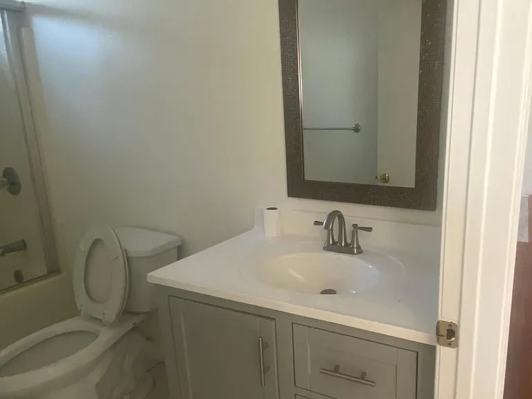 1827 N Mariposa Ave — Photo 10
