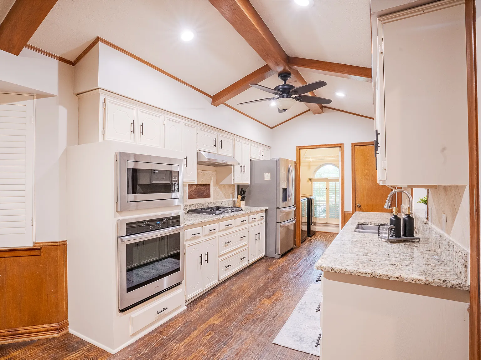 3 bed, 2393 sqft, $6,000 — Photo 2
