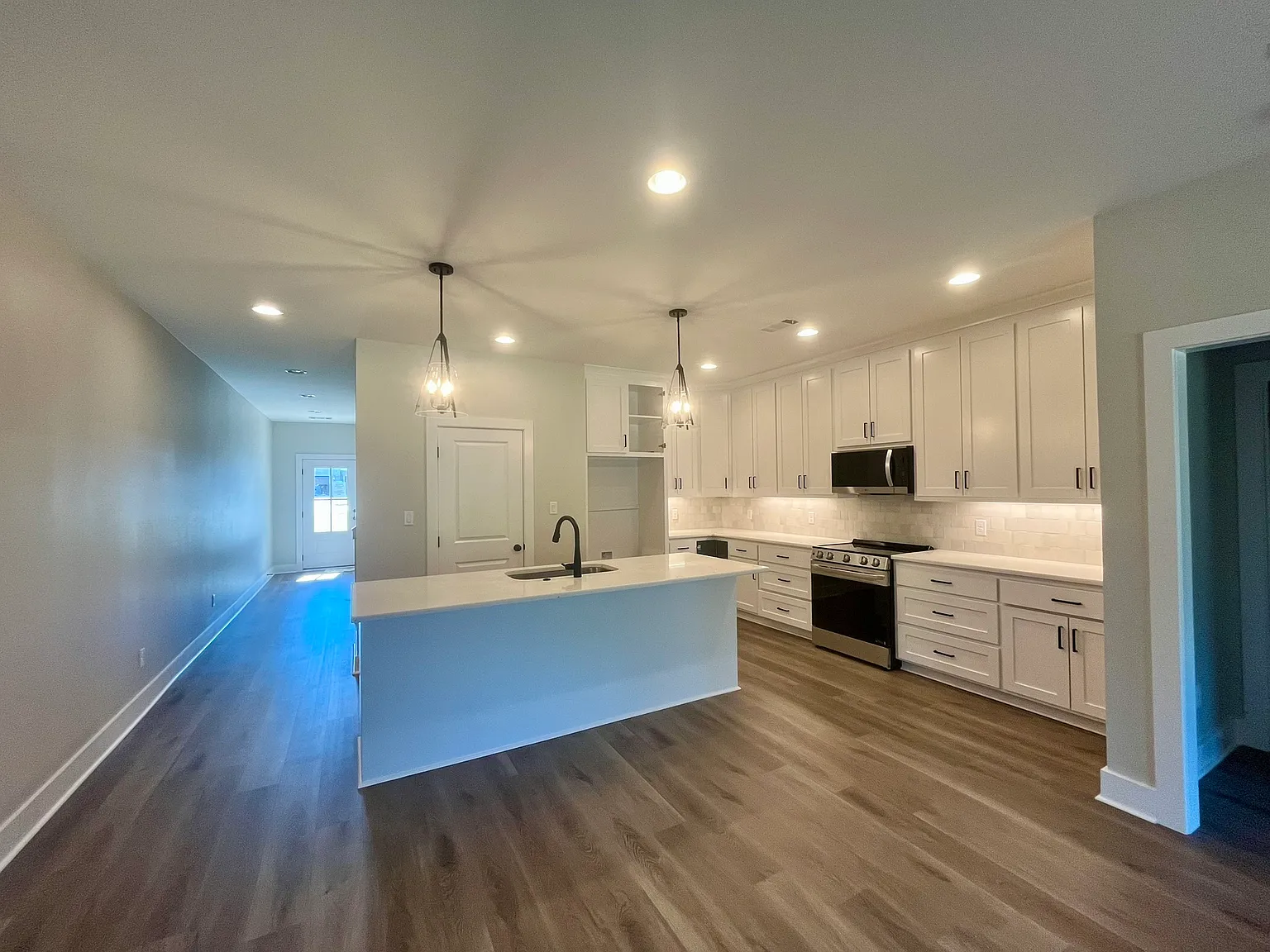 3 bed, 2.5 bath, 1900 sqft, $2,750 — Photo 2