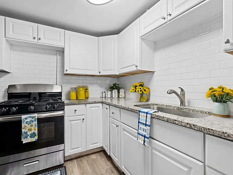 Mayfair - Remodeled Units - Must See! — Photo 14
