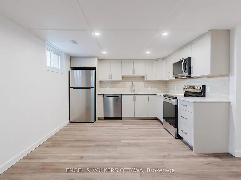 896 Pinewood Cres #3 — Photo 15