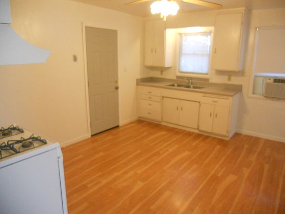 4th image of 461 Walnut St APT B