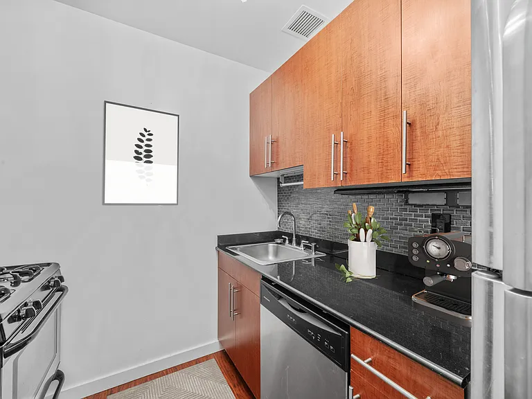 90 John St #1018 — Photo 3