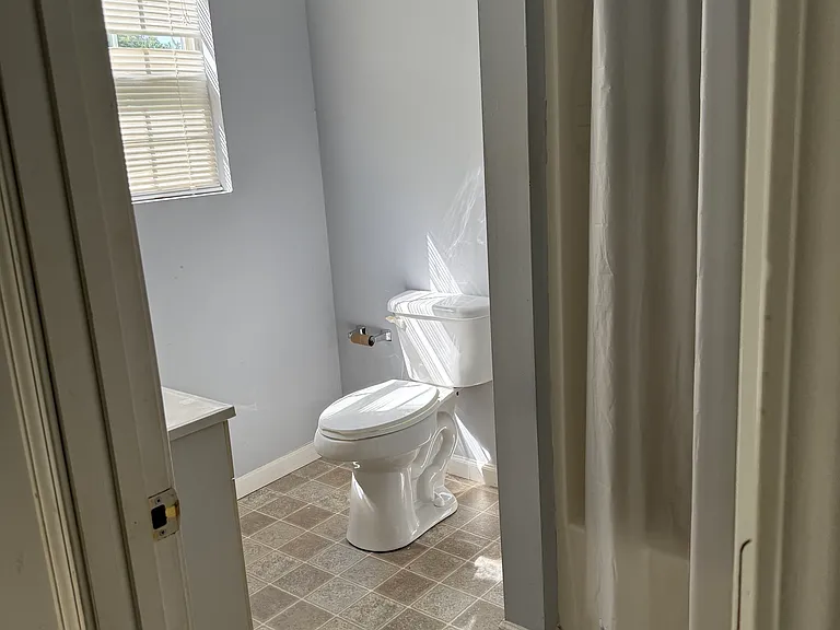 1006 W College St — Photo 10