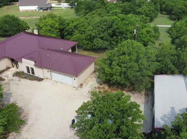 112 Silver Leaf Dr, Bowie, TX 76270