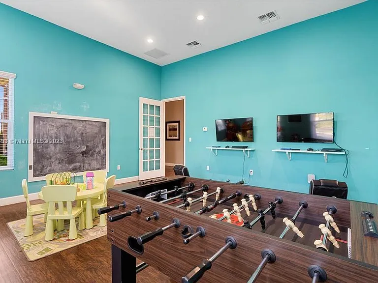 8967 Shine Dr — Photo 17