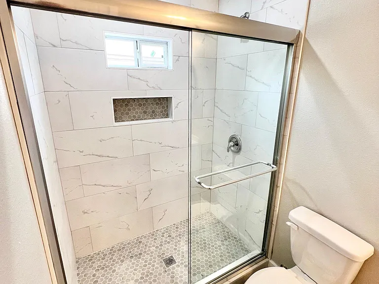 2035 Waverly Ave — Photo 10
