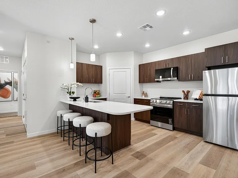 983 W State St — Photo 367