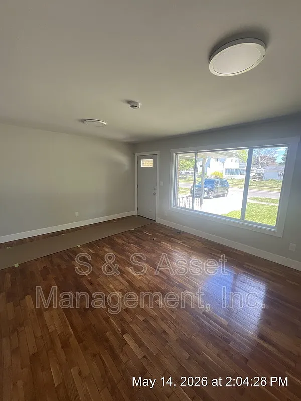 3 bed, 1.5 bath, 1127 sqft, $2,100 — Photo 4