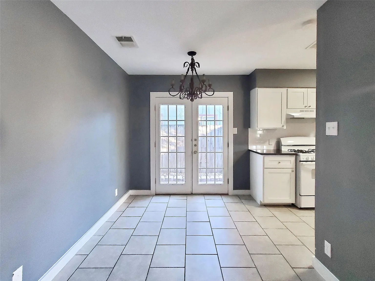 3 bed, 2.0 bath, 2179 sqft, $1,595 — Photo 3