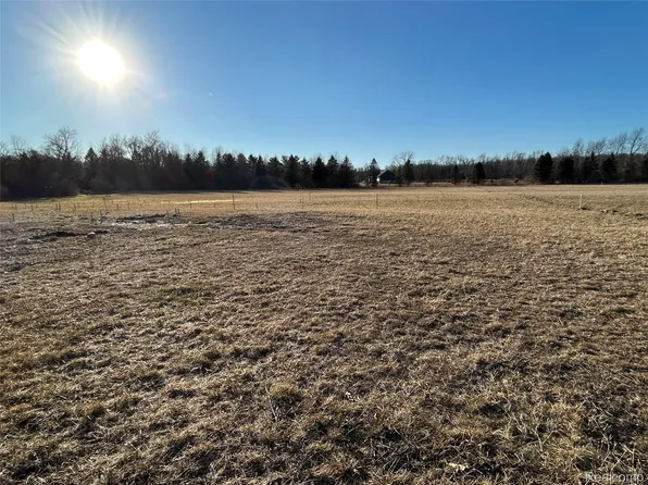 4633 Rosy Dr, Leonard, MI 48367