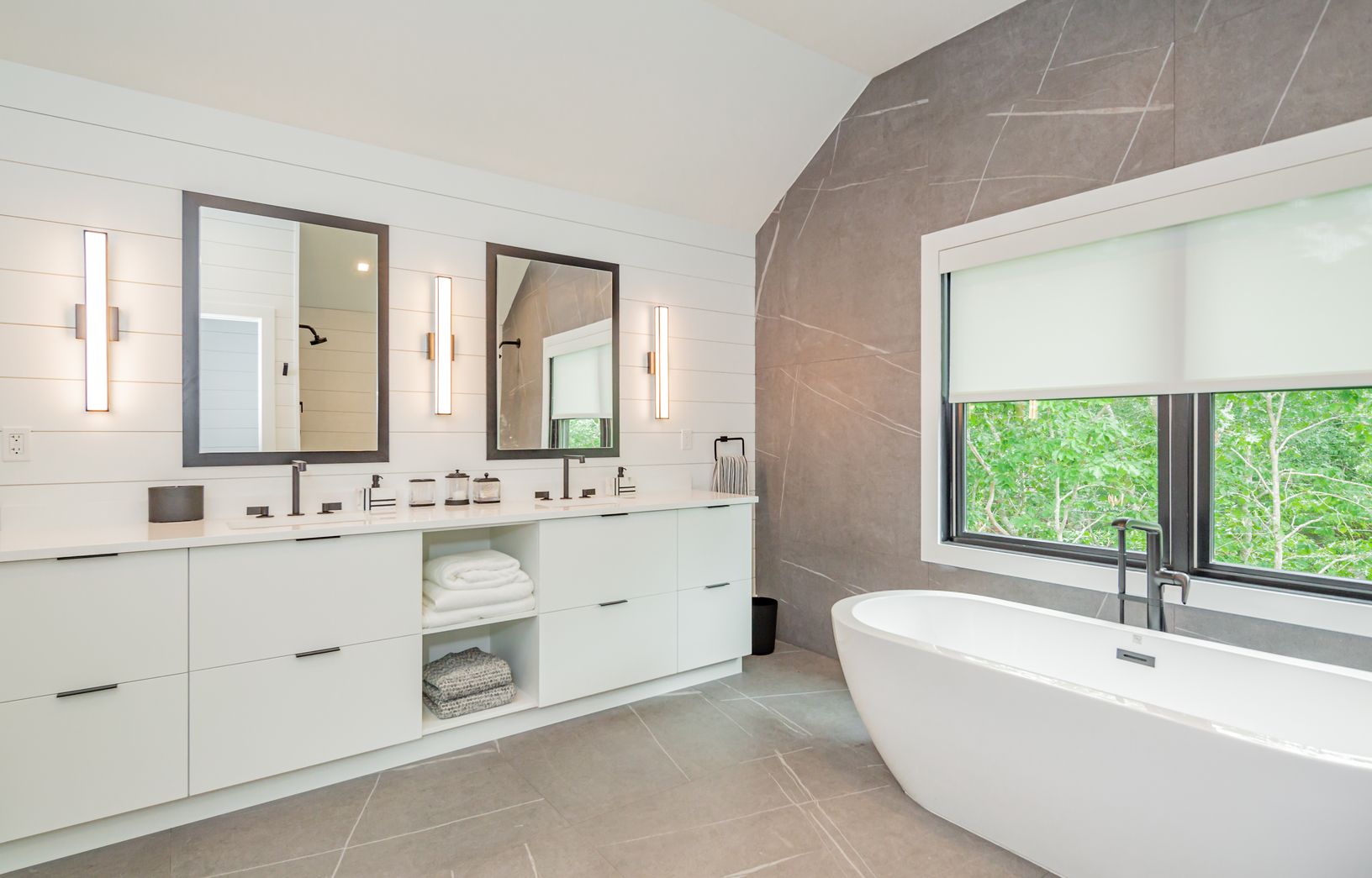  Primary En-Suite Bath