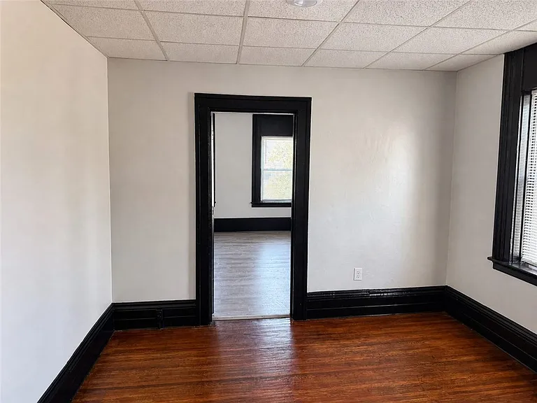 111-115 Lyell Ave #113 — Photo 7