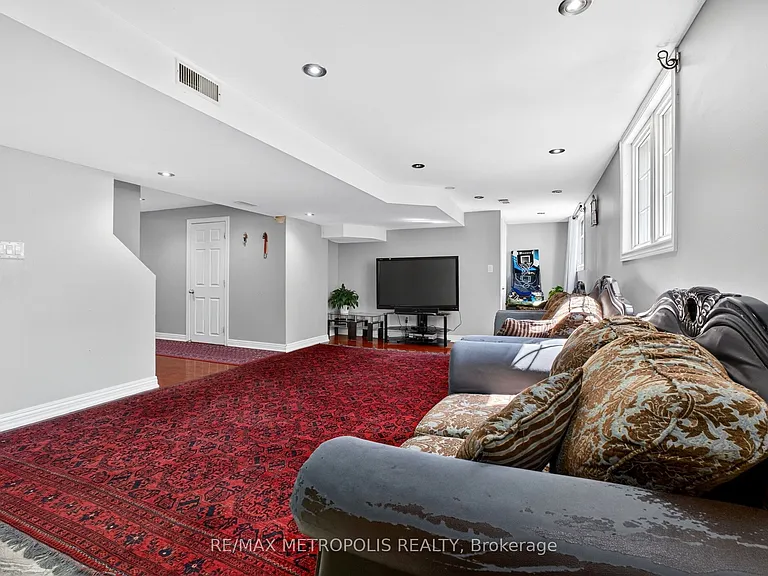 43 Williamson Dr W #BASEMENT — Photo 13
