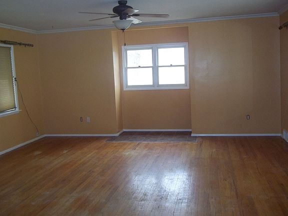 living room/hardwood floor