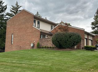 410 Willow Grove Ln, Rochester, MI 48307