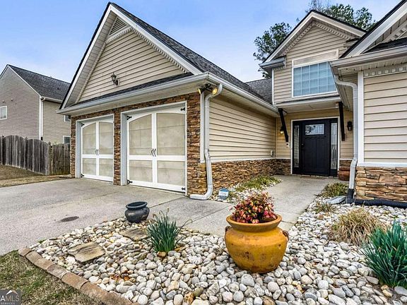 3rd image of 733 Sycamore Dr