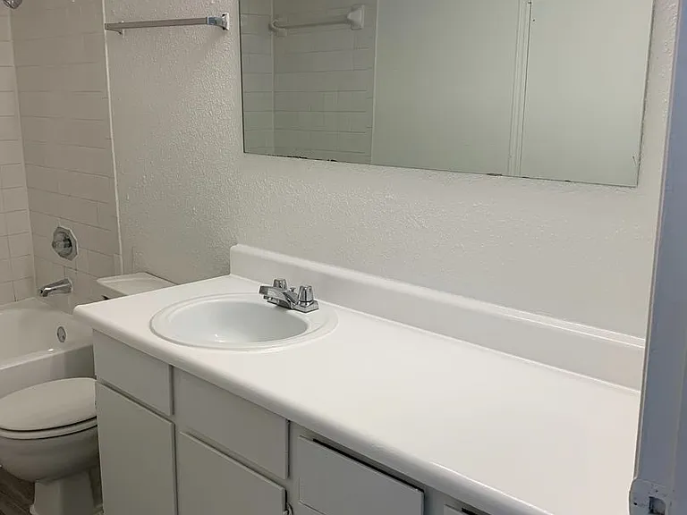 Emerald Cove Apartments — Photo 36