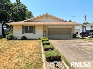 1207 S 8th St, Pekin, IL 61554