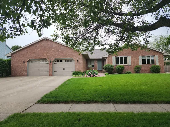 2707 Foxridge Run, Bloomington, IL 61704