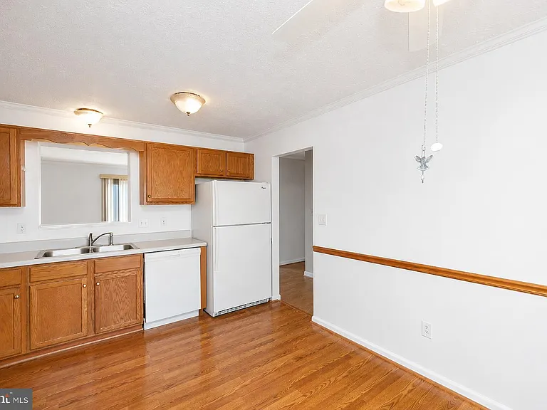 304 Chatham Sq — Photo 6