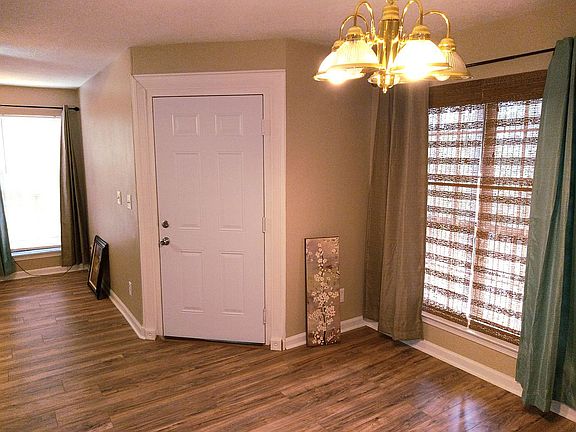 3rd image of 521 Windchase Ln #521