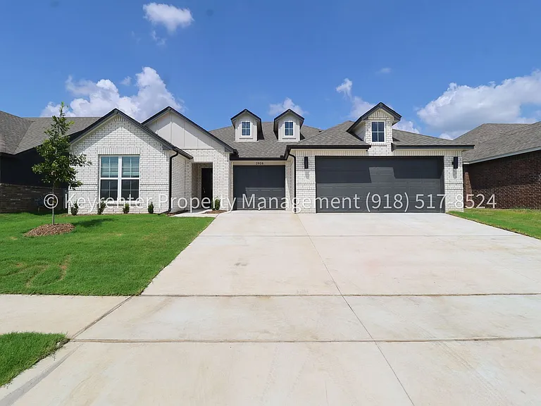 2908 S Redwood Ave — Photo 2