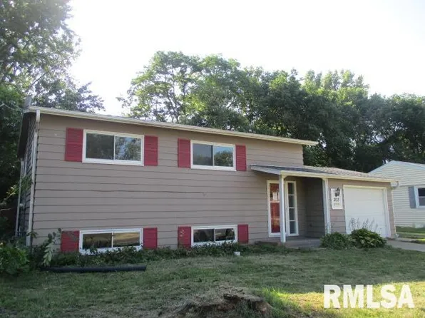 203 Arrow St, Pekin, IL 61554