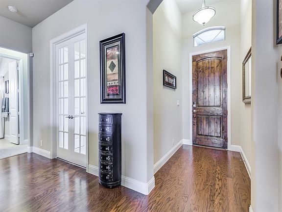 3rd image of 3427 Hawthorn Ln