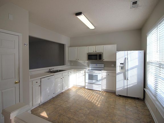 3rd image of 205 Canyon Lake Cir