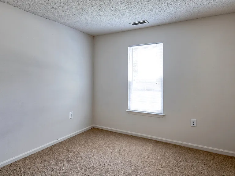 Bridgeport Apartments — Photo 22