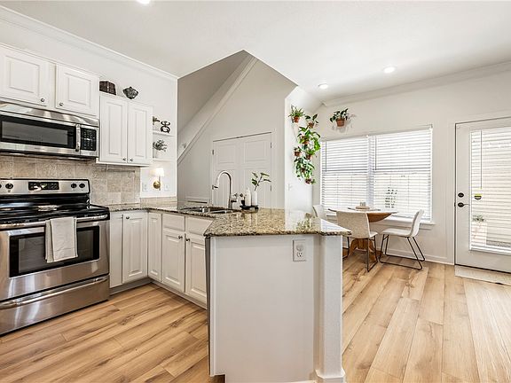 5th image of 2802 SW Arbor Rd
