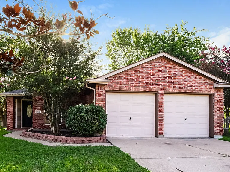 318 Lazy Ln — Photo 1