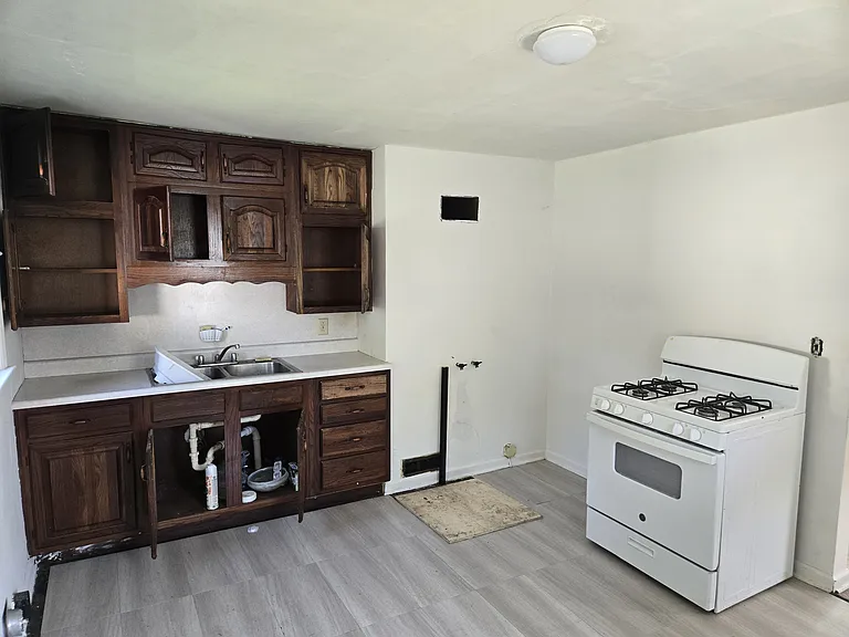 2415 Crystal St — Photo 10