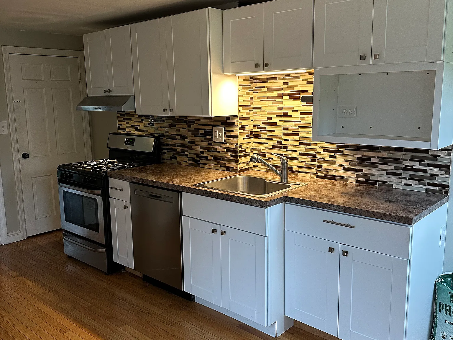 2 bed, 835 sqft, $2,100 — Photo 2