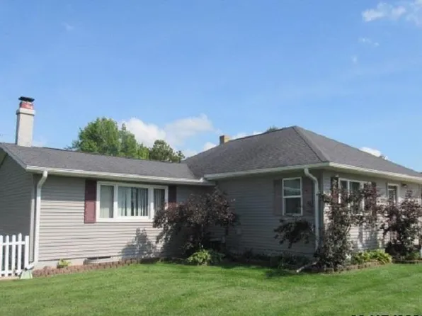 830 N Cedar St, Monticello, IA 52310