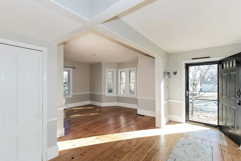 3 bed, 2.0 bath, 1316 sqft, $4,400 — Photo 3
