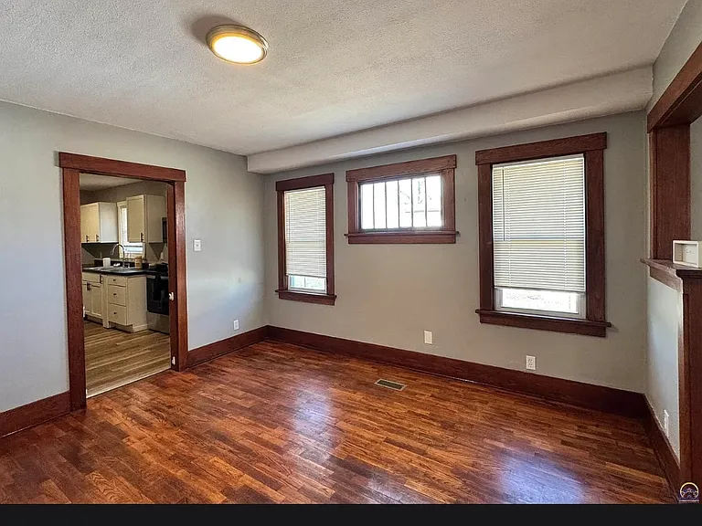 329 NW Waite St — Photo 2