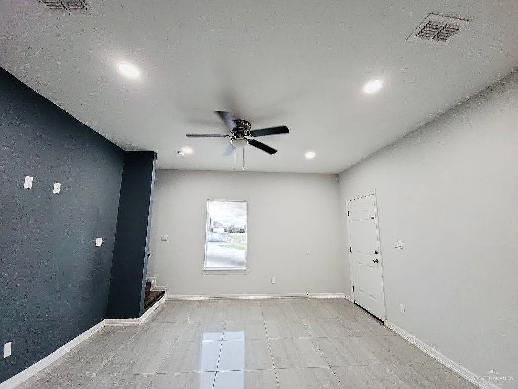 1 bed, 1.5 bath, 882 sqft, $975 — Photo 3