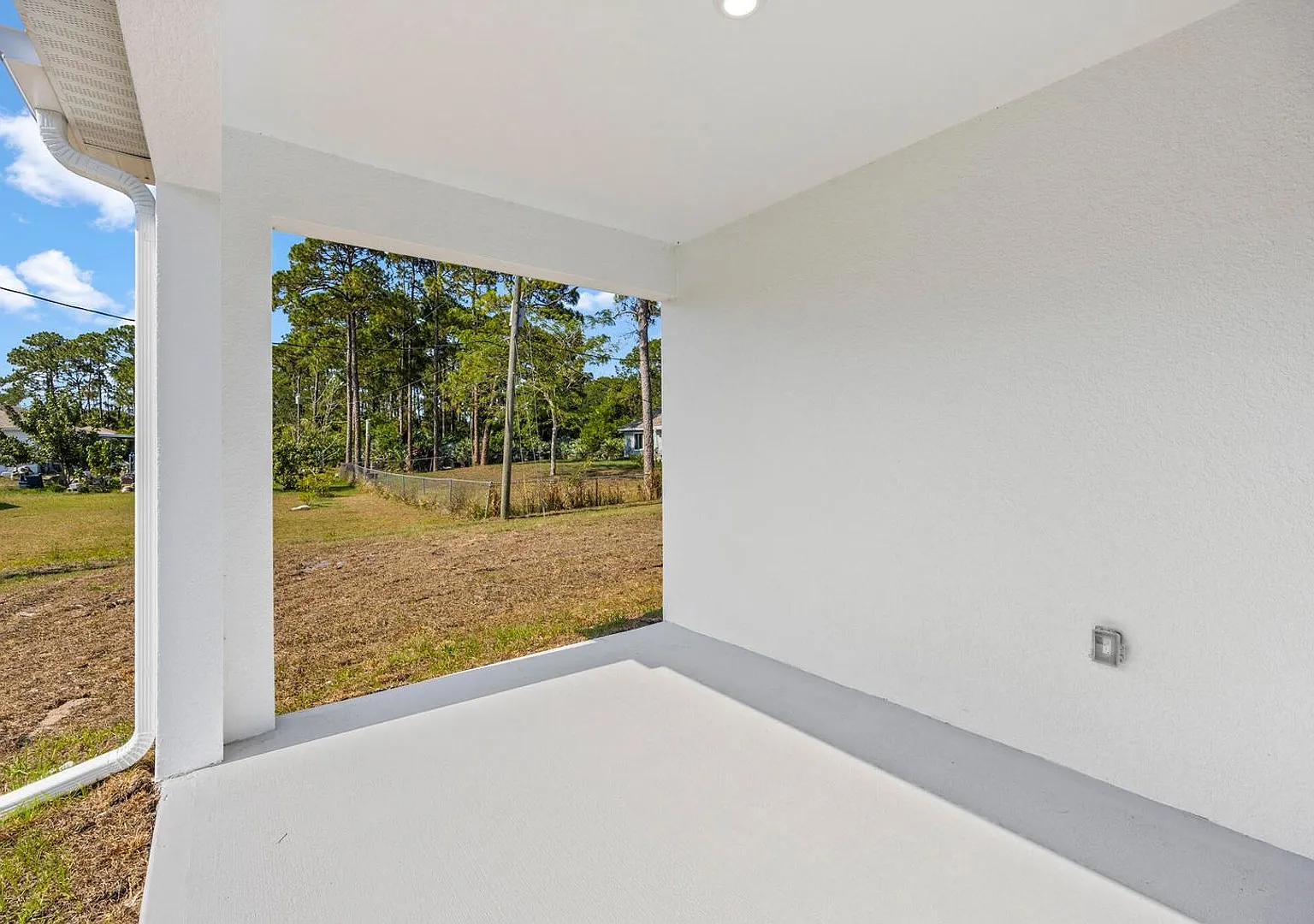 4-bedroom 3 Bathroom Rental w/ In-Law Suite — Photo 3