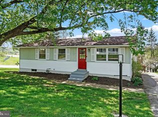 33 Schoolhouse Ln, Windsor, PA 17366