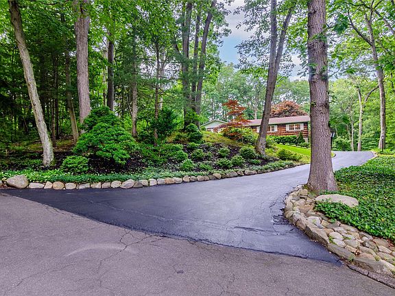 2nd image of 5 White Oak Ln