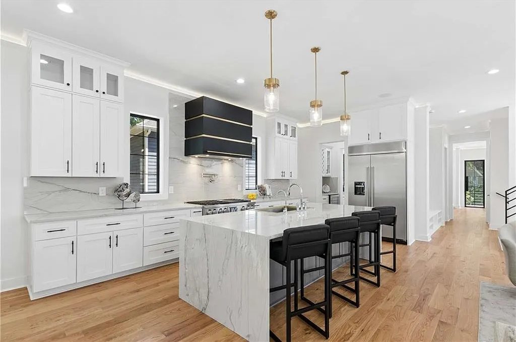 6 bed, 5.5 bath, 4500 sqft, $12,000 — Photo 4