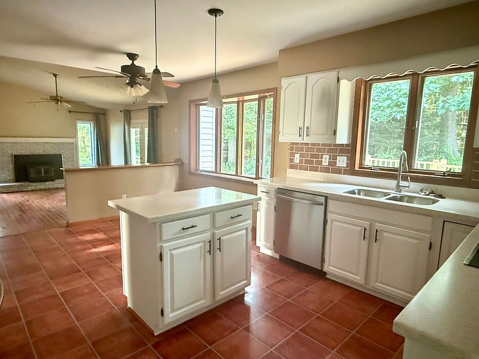 2nd image of 60 Sherwood Trl
