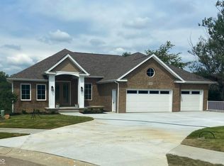 1452 Maple Ridge Ct, Columbus, IN 47201