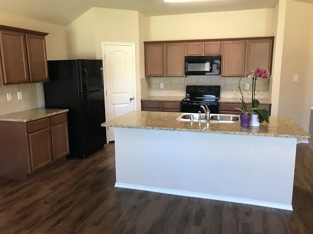 2126 Shady Glen Trl — Photo 4