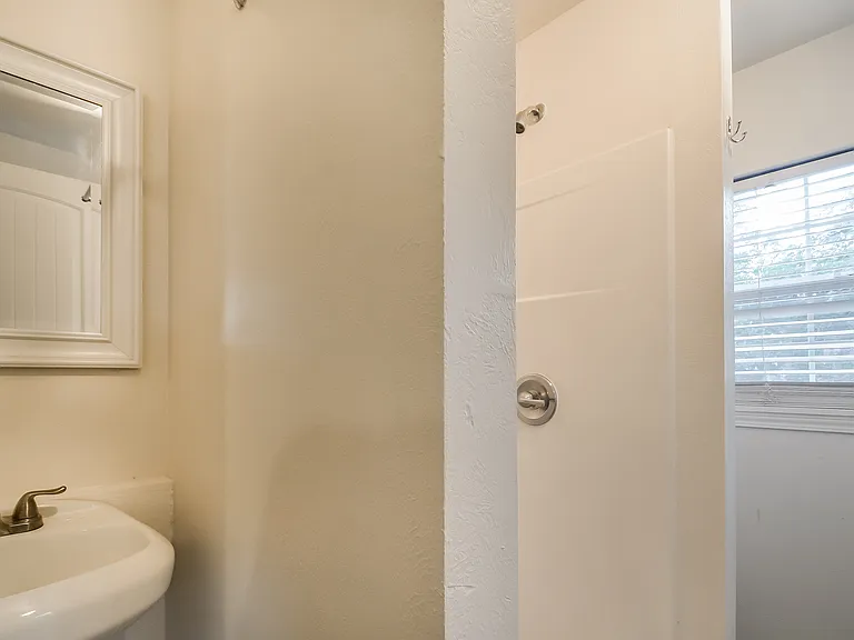 814 W College St — Photo 13