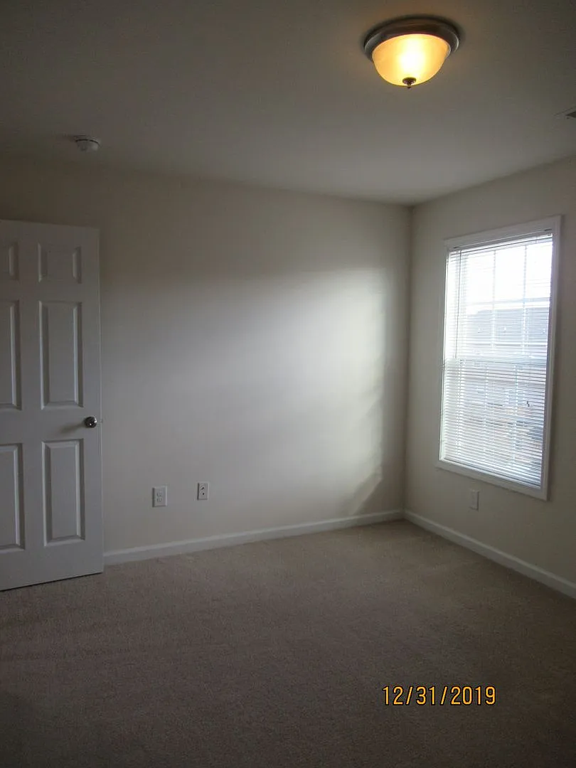 4 Bedroom 2.5 Bath House with 2 Car Garage — Photo 2