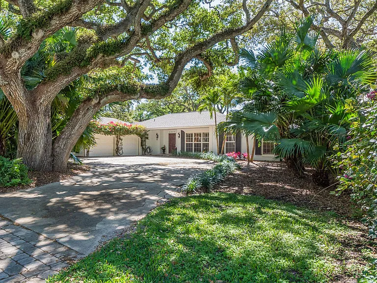 910 Seagrape Ln — Photo 1